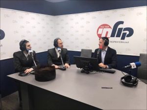 מוטי שטיינמץ במוצ״ש חי עם מנחם טוקר לרגל קבלת אלבום פלטינה